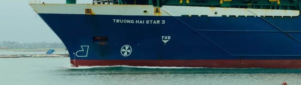 Navio de carga em rota comercial internacional