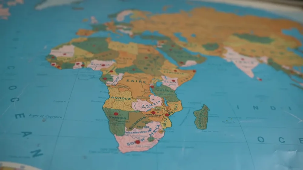 Mapa com marcações dos países africanos onde a Câmara já construiu presença